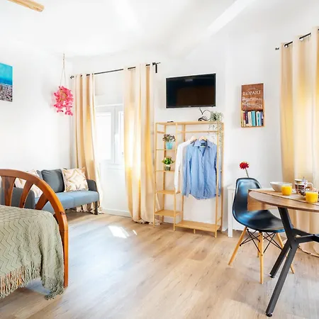 Renovated - Balcony - 10' Walk - Bcn 25' Train