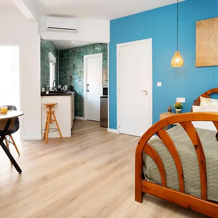 Renovated - Balcony - 10' Walk - Bcn 25' Train * Sant Adria de Besos
