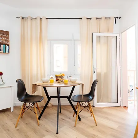 Renovated - Balcony - 10' Walk - Bcn 25' Train
