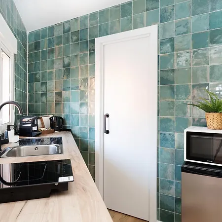 Renovated - Balcony - 10' Walk - Bcn 25' Train Sant Adria de Besos