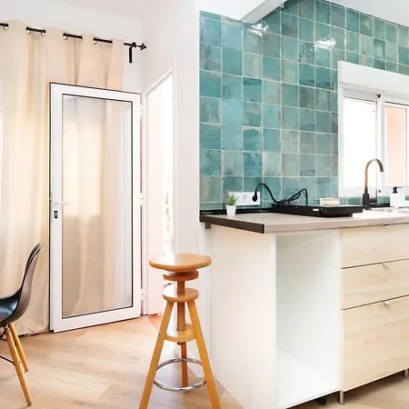 Renovated - Balcony - 10' Walk - Bcn 25' Train Apartamento Sant Adria de Besos